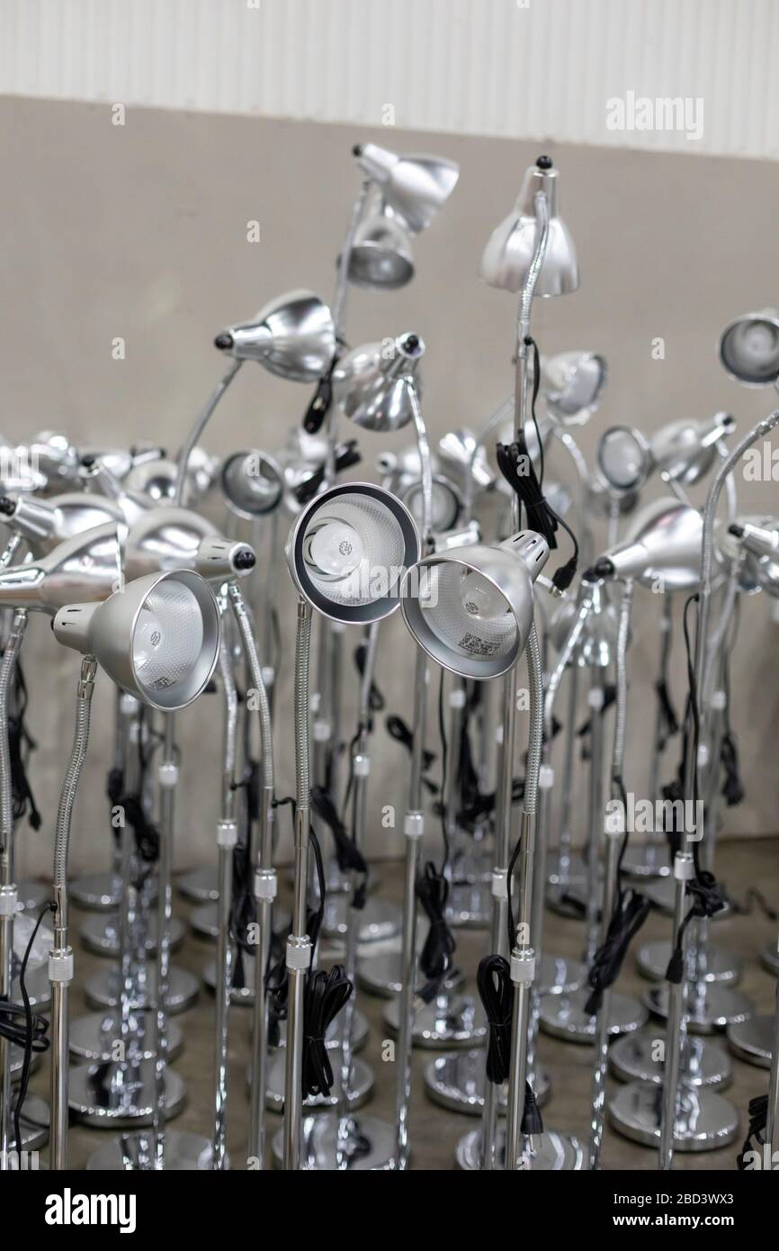 Detroit, Michigan, Stati Uniti. 6 Aprile 2020. I lavoratori costruiscono un ospedale di emergenza presso il centro congressi TCF. L'ospedale a 1,000 letti si occuperà dei pazienti con Covid-19. Lampade predisposte per l'uso negli armadi dei pazienti. Credit: Jim West/Alamy Live News Foto Stock