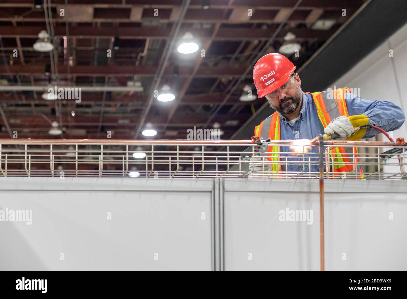 Detroit, Michigan, Stati Uniti. 6 Aprile 2020. I lavoratori costruiscono un ospedale di emergenza presso il centro congressi TCF. L'ospedale a 1,000 letti si occuperà dei pazienti con Covid-19. Un'unità di tubazioni installa una tubazione di alimentazione dell'ossigeno. Credit: Jim West/Alamy Live News Foto Stock
