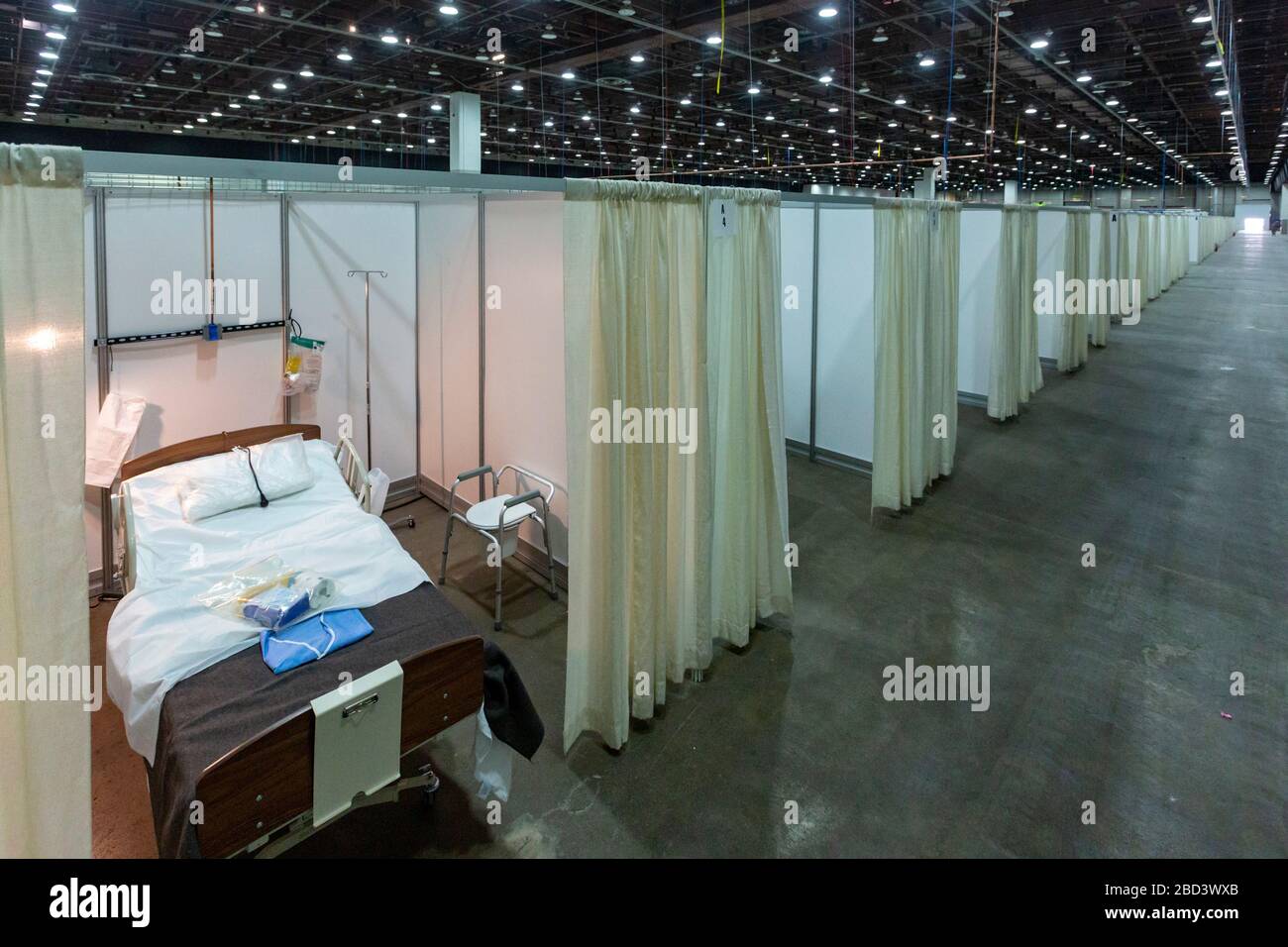 Detroit, Michigan, Stati Uniti. 6 Aprile 2020. I lavoratori costruiscono un ospedale di emergenza presso il centro congressi TCF. L'ospedale a 1,000 letti si occuperà dei pazienti con Covid-19. Credit: Jim West/Alamy Live News Foto Stock