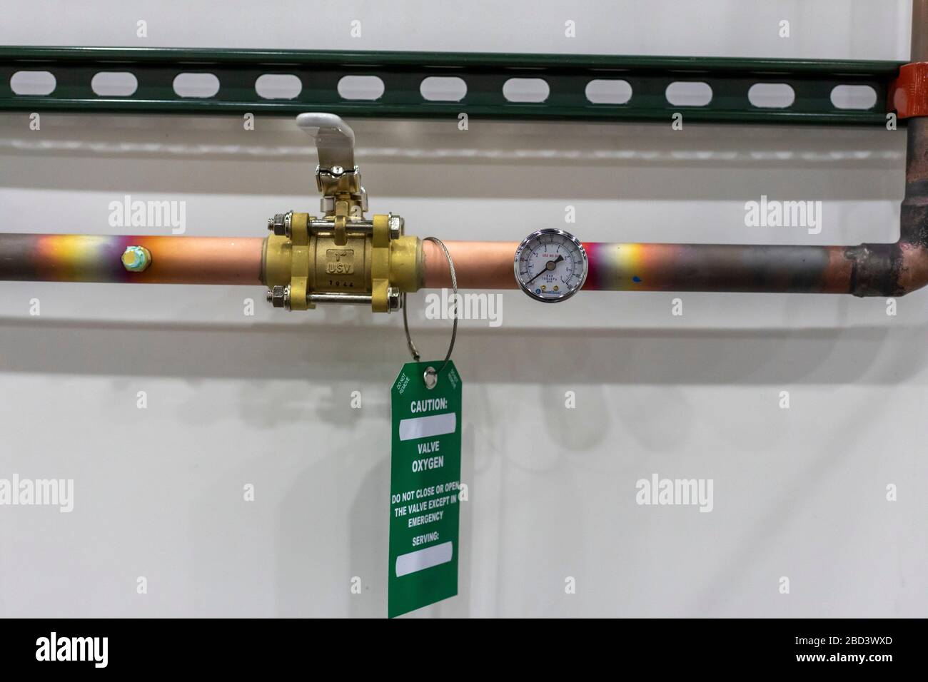 Detroit, Michigan, Stati Uniti. 6 Aprile 2020. I lavoratori costruiscono un ospedale di emergenza presso il centro congressi TCF. L'ospedale a 1,000 letti si occuperà dei pazienti con Covid-19. In tutta la struttura è stato installato un sistema di alimentazione dell'ossigeno. Credit: Jim West/Alamy Live News Foto Stock