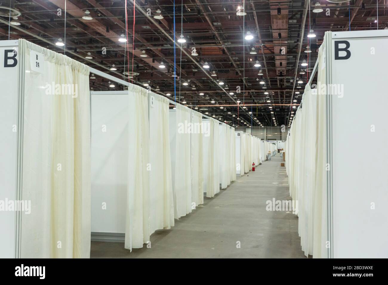 Detroit, Michigan, Stati Uniti. 6 Aprile 2020. I lavoratori costruiscono un ospedale di emergenza presso il centro congressi TCF. L'ospedale a 1,000 letti si occuperà dei pazienti con Covid-19. Credit: Jim West/Alamy Live News Foto Stock