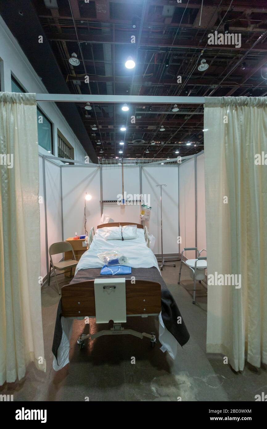 Detroit, Michigan, Stati Uniti. 6 Aprile 2020. I lavoratori costruiscono un ospedale di emergenza presso il centro congressi TCF. L'ospedale a 1,000 letti si occuperà dei pazienti con Covid-19. Credit: Jim West/Alamy Live News Foto Stock