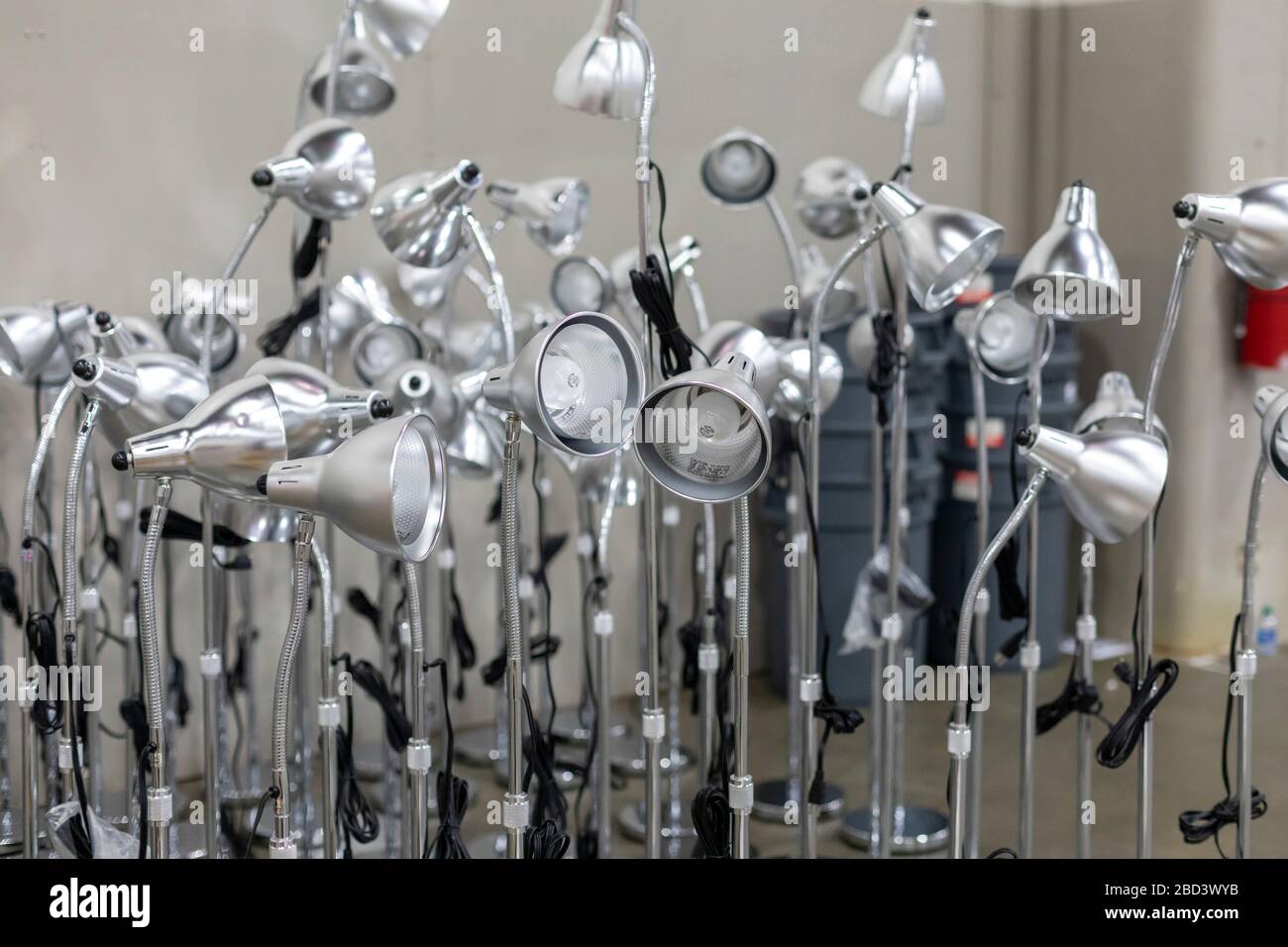 Detroit, Michigan, Stati Uniti. 6 Aprile 2020. I lavoratori costruiscono un ospedale di emergenza presso il centro congressi TCF. L'ospedale a 1,000 letti si occuperà dei pazienti con Covid-19. Lampade predisposte per l'uso negli armadi dei pazienti. Credit: Jim West/Alamy Live News Foto Stock