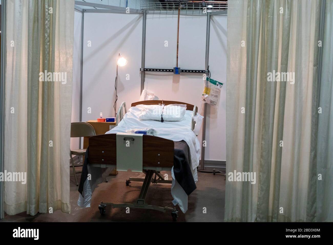 Detroit, Michigan, Stati Uniti. 6 Aprile 2020. I lavoratori costruiscono un ospedale di emergenza presso il centro congressi TCF. L'ospedale a 1,000 letti si occuperà dei pazienti con Covid-19. Credit: Jim West/Alamy Live News Foto Stock