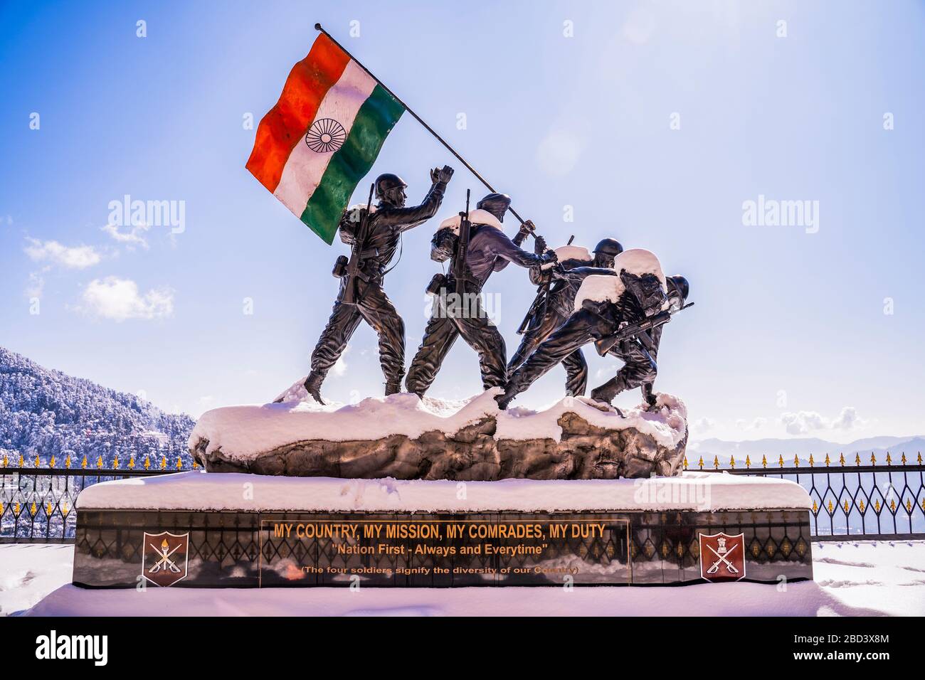 Silhouette della statua dell'esercito indiano e monumento della bandiera dell'India durante il crepuscolo a Shimla, Himachal Pradesh, India... Foto Stock