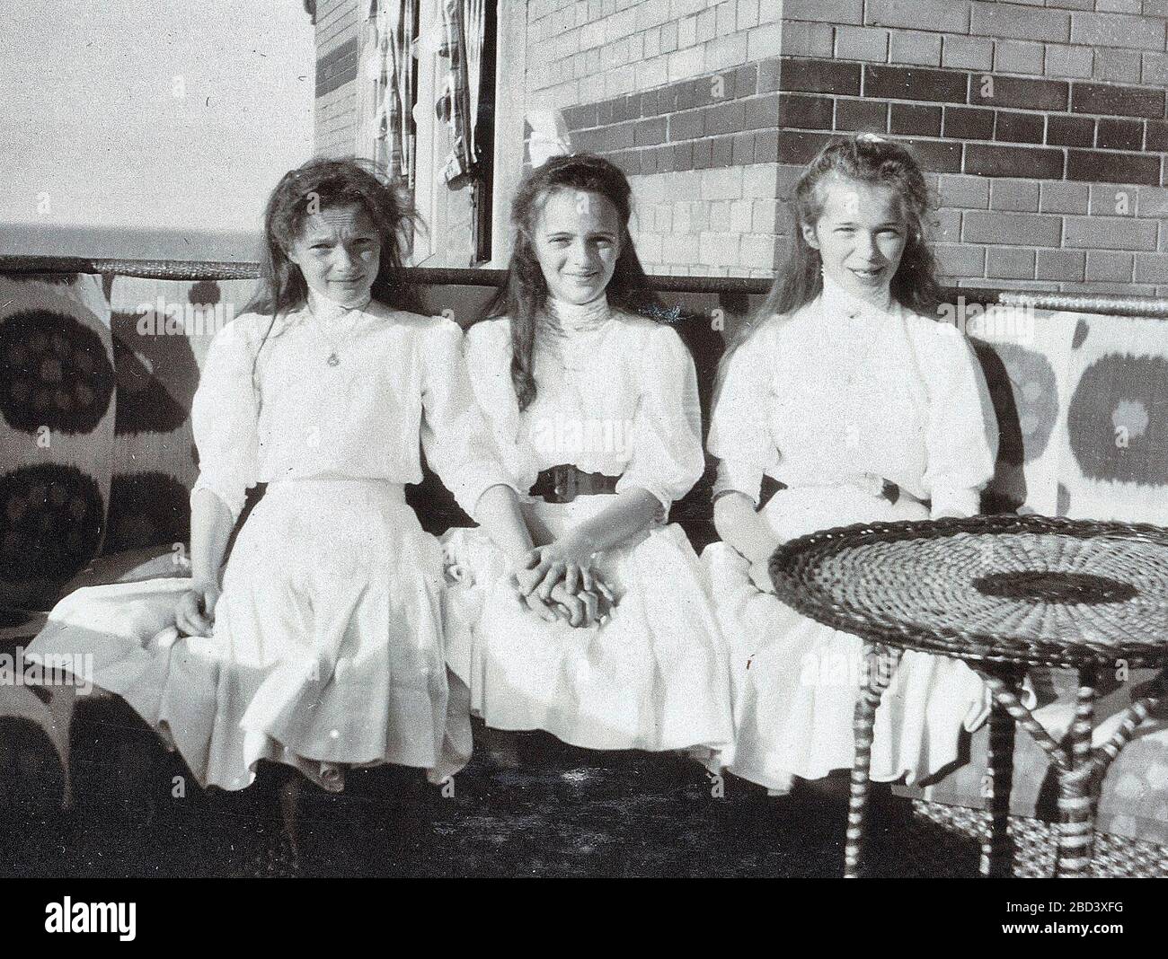 H: Questa foto delle Granduchesse Olga e Tatiana Nikolaevna di Russia e della loro cugina, la principessa Irina di Russia nella bassa dacha di Peterhof, fu scattata nel 1909. Foto Stock