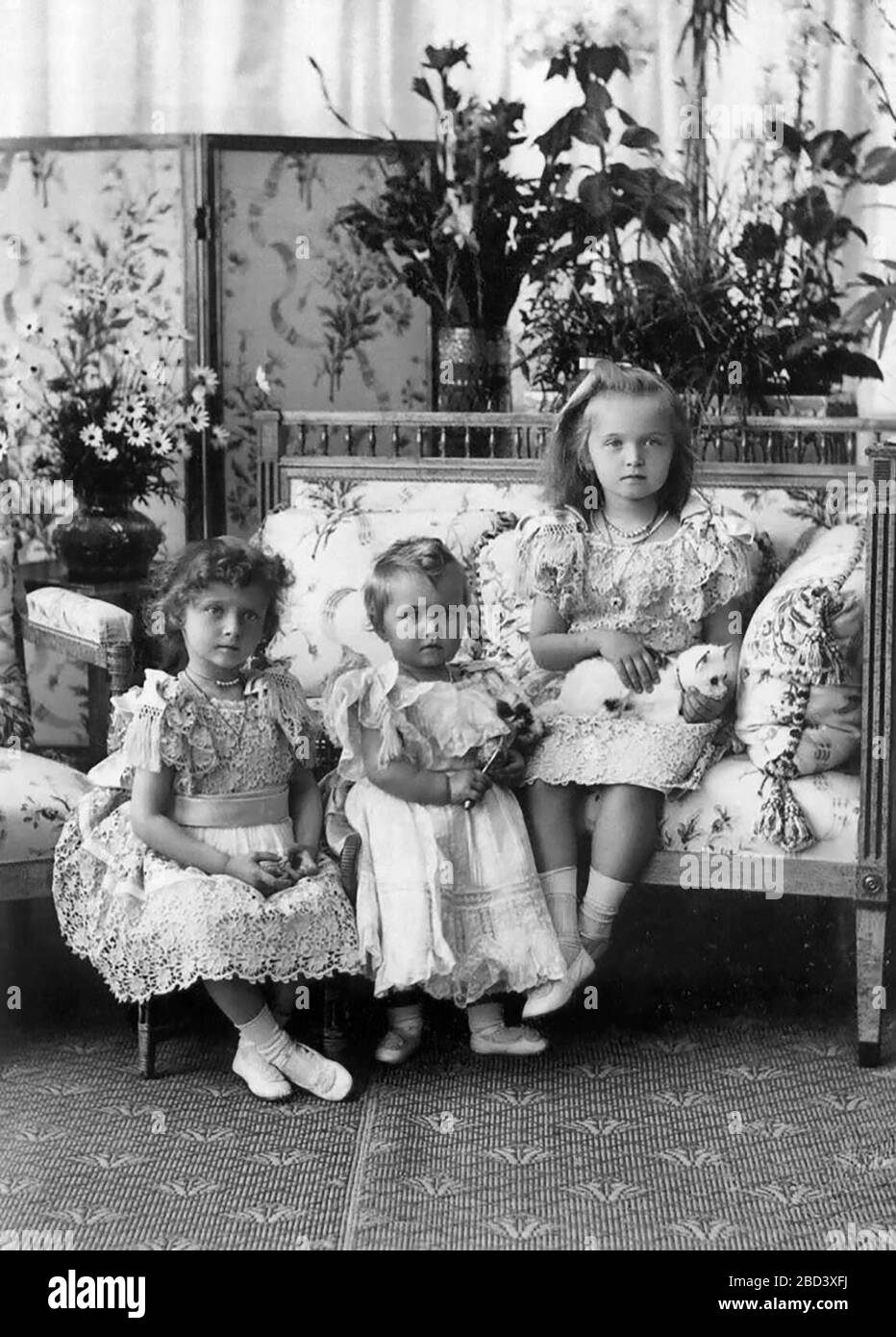 Questa fotografia di Granduchesse Tatiana, Maria e Olga Nikolaevna di Russia nel 1900. Fu presentato su numerose cartoline prima della prima guerra mondiale, circa il 1900 Foto Stock