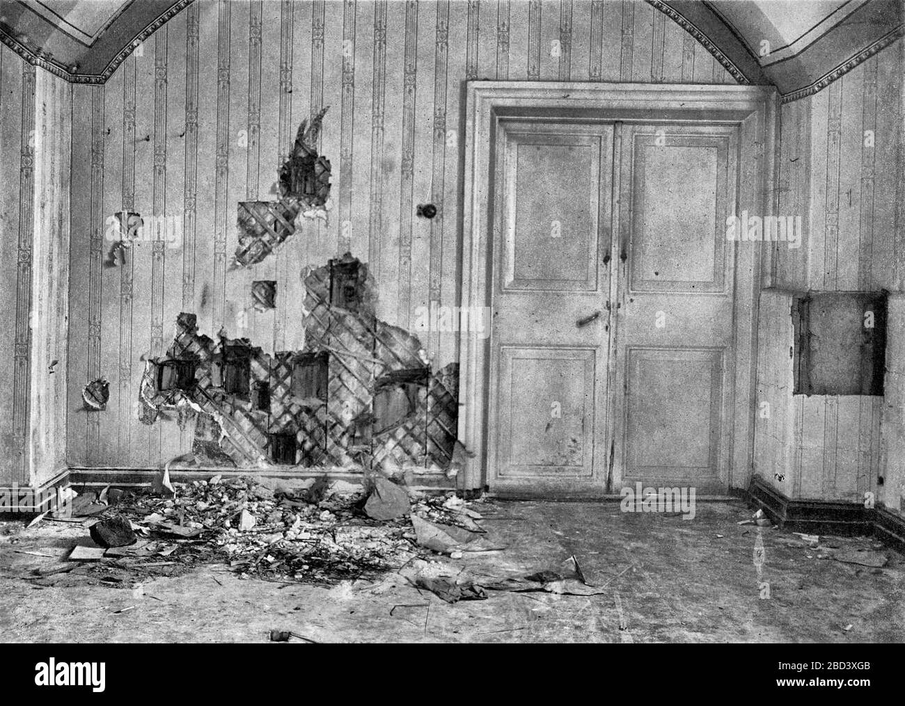 Il seminterrato della casa Ipatiev dove la famiglia Romanov è stata uccisa, il muro è stato lacerato in cerca di pallottole e altre prove da investigatori dopo il tiro, tra circa 1918 e circa 1919 Foto Stock