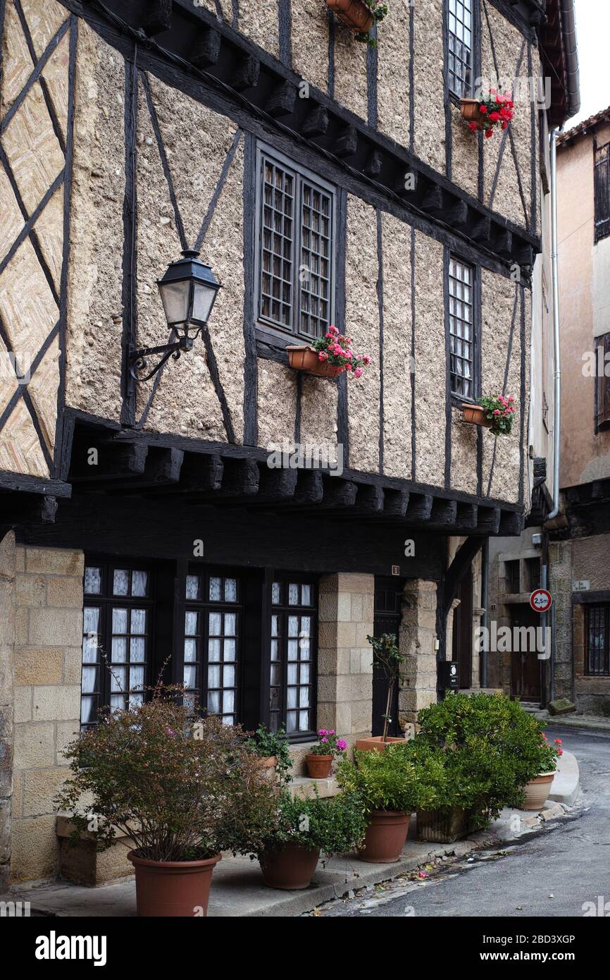 Strade strette del villaggio storico di Alet-les-Bains, Francia Foto Stock