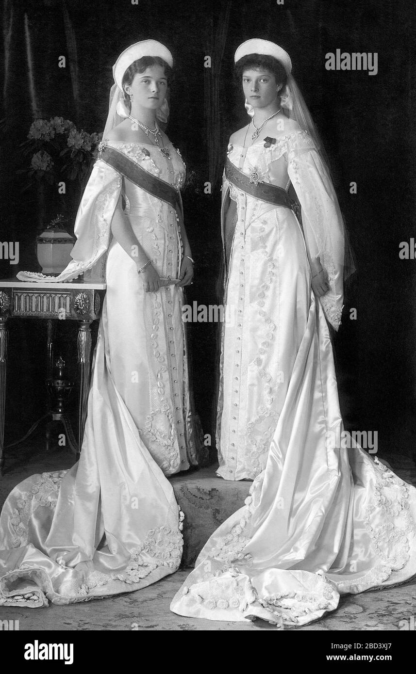 Olga e Tatjana Nikolaevna in tribunale gown - 1913 Foto Stock