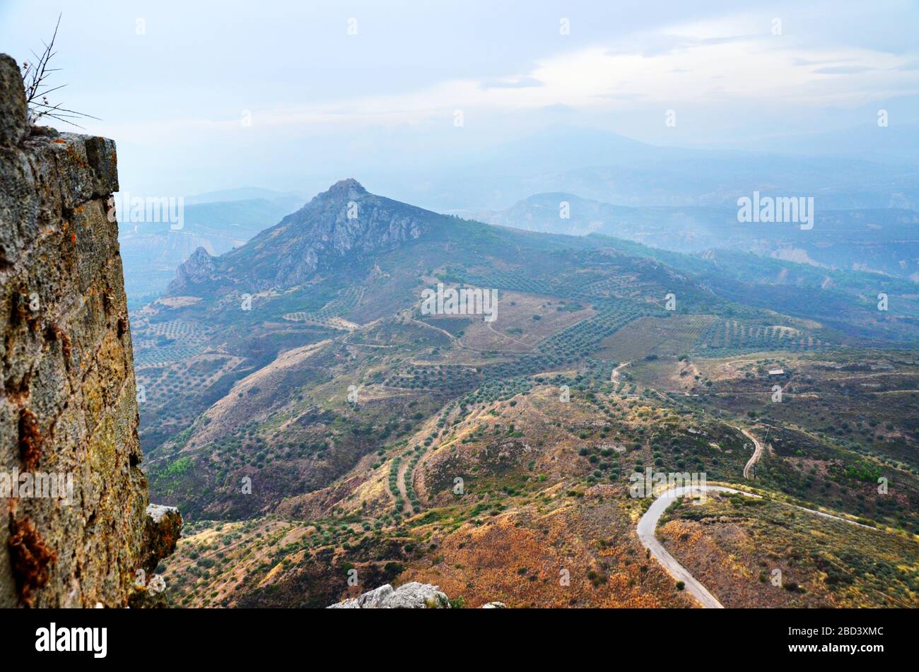 Vista dei Peloponnes dall'antico forte di Acrocorinth, Corinto antico, Grecia. Foto Stock