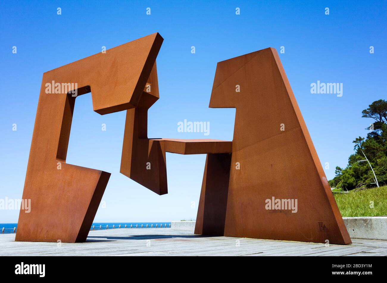San Sebastian, Gipuzkoa, Paesi Baschi, Spagna : Construcción Vacia (i957) scultura in ferro dell'artista spagnolo Jorge Oteiza situata dal 20 Foto Stock
