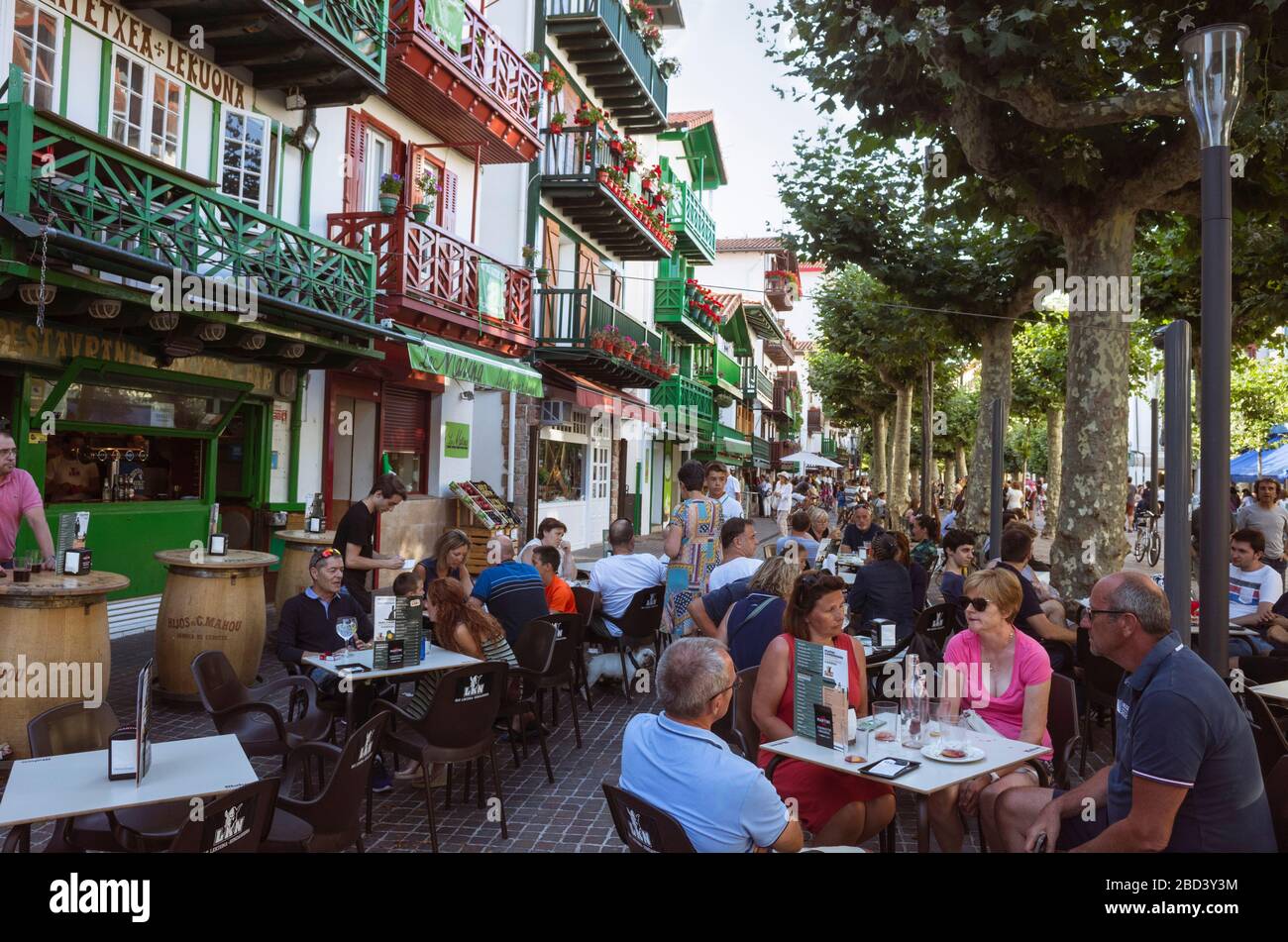 Hondarribia, Gipuzkoa, Paesi Baschi, Spagna - 18 luglio 2019 : la gente siede in un caffè all'aperto nel tradizionale barrio de la Marina o dei pescatori q Foto Stock