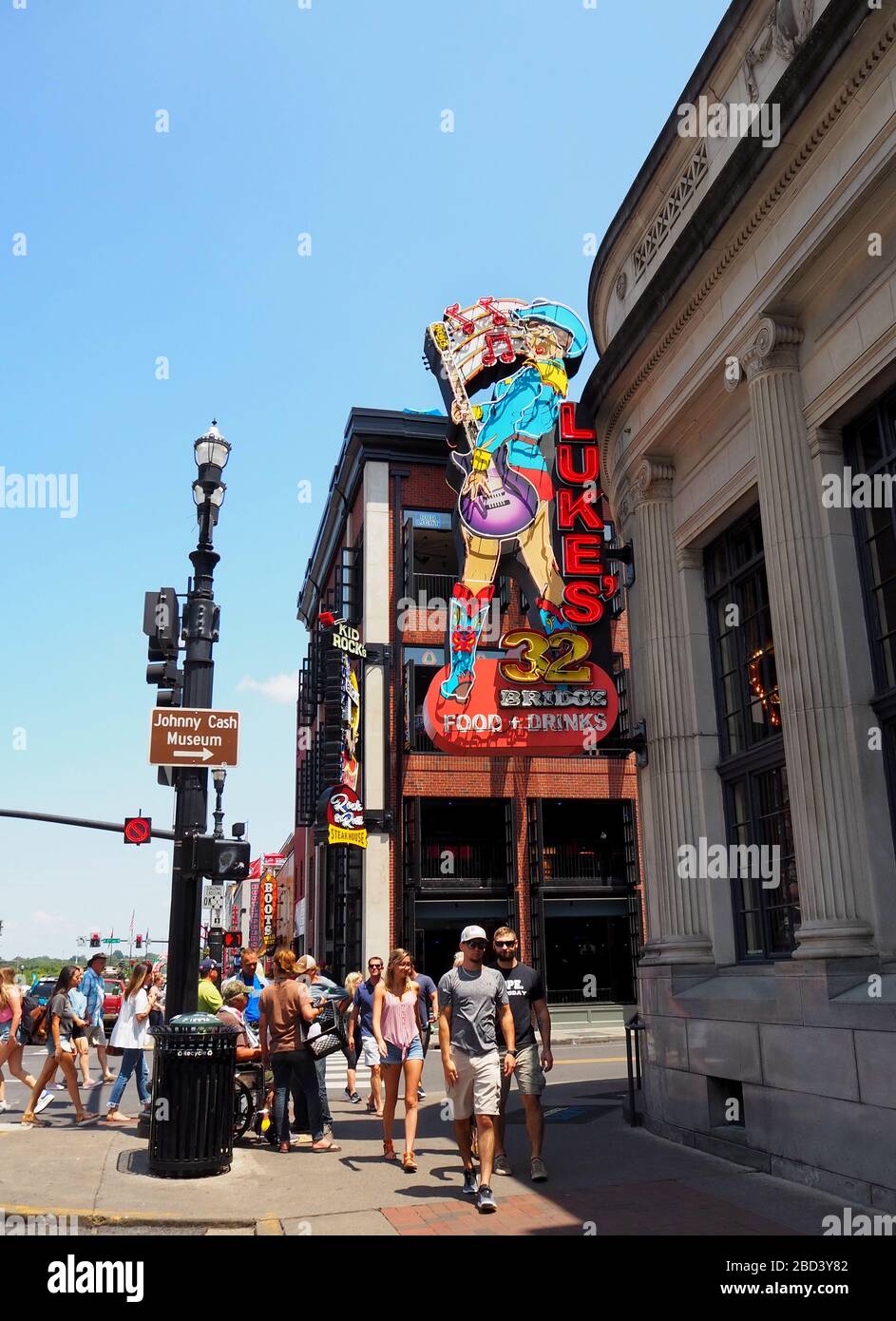 NASHVILLE, TENNESSEE - 25 LUGLIO 2019: Il colorato cartello al neon per il cantante e cantautore di campagna Luke Bryan's bar e ristorante, sopra un affollato marciapiede Foto Stock