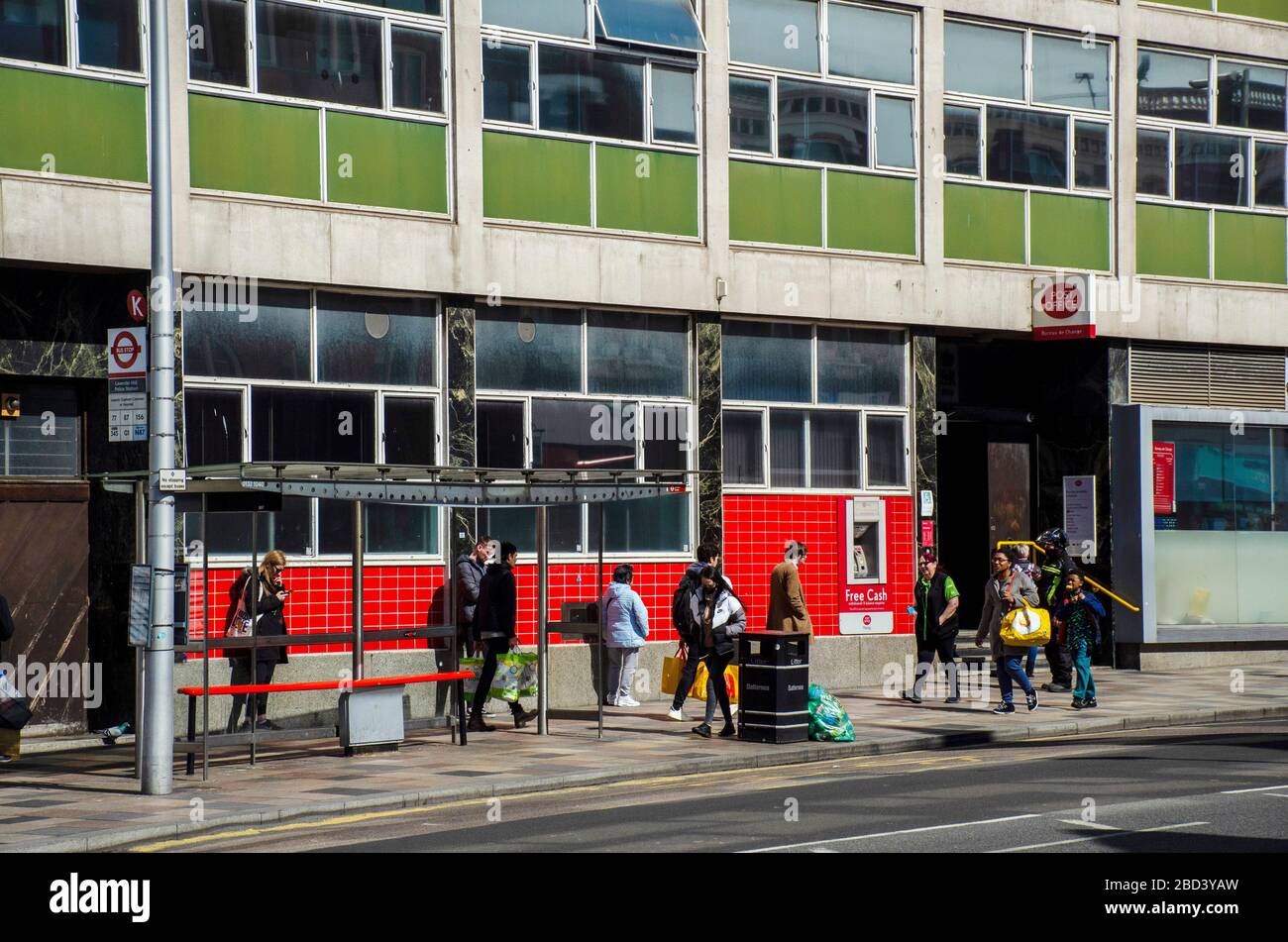 Londra, Regno Unito, 6 aprile 2020 Coronavirus causa code a Clapham Junction Foto Stock