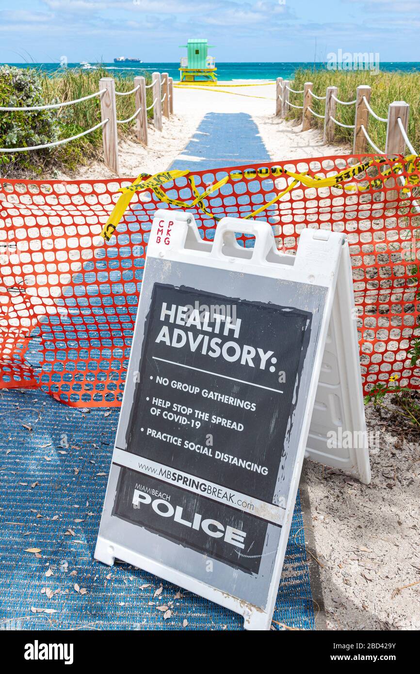 Miami Beach Florida, South Beach, Spring Break chiuso spiagge pubbliche segno di avvertimento polizia, salute consulenza, nessun gruppo sociale di distanziamento, coronavirus covid-1 Foto Stock