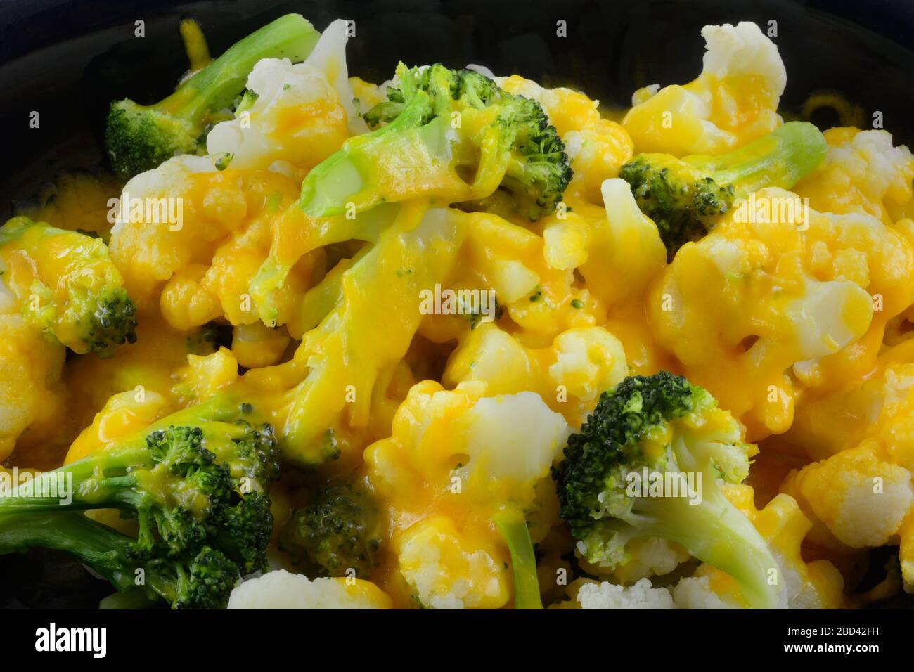 Primo piano di broccoli e cavolfiori cotti con formaggio di cedro fuso Foto Stock