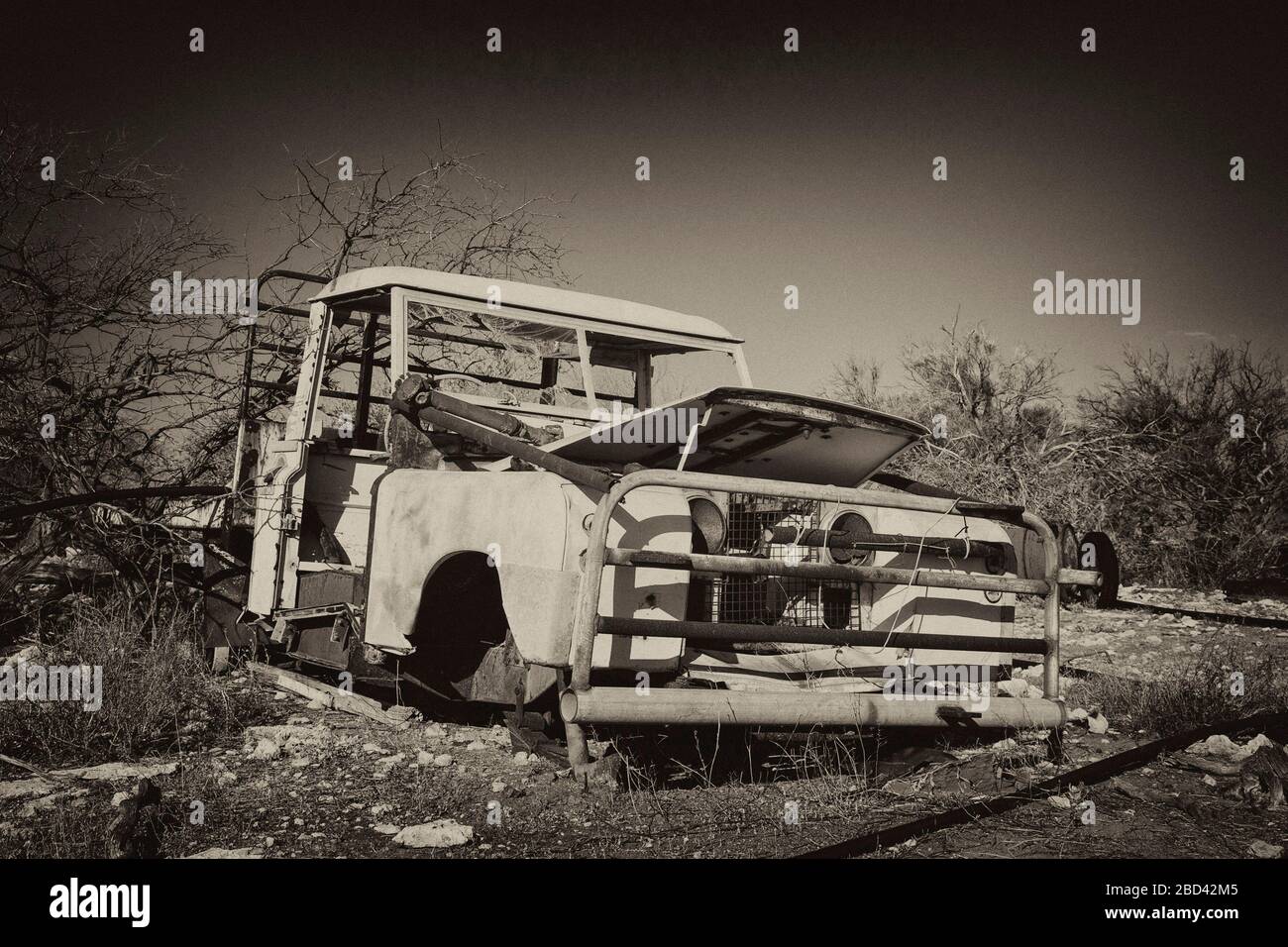 I resti di un veicolo Land rover d'epoca abbandonati nell'Outback australiano Foto Stock