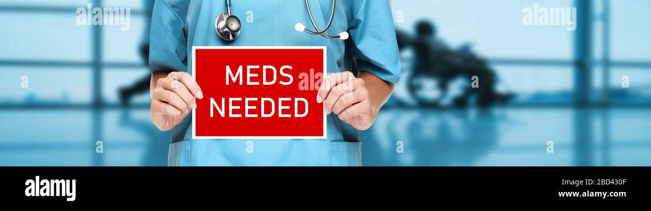 COVID-19 Emergency sign Hospital in need of medication for treating CORONAVIRUS banner panoramico del medico che tiene bacheca con il testo MEDS NEEDED for medicine manchance. Sfondo pandemico. Foto Stock