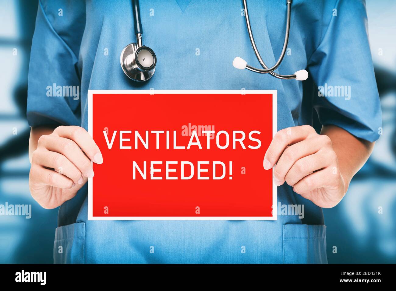 I ventilatori COVID-19 necessitavano di urgenza. Medico o infermiere che mostra il cartello chiedendo aiuto tenendo un cartellone rosso con testo bianco. Coronavirus. Foto Stock