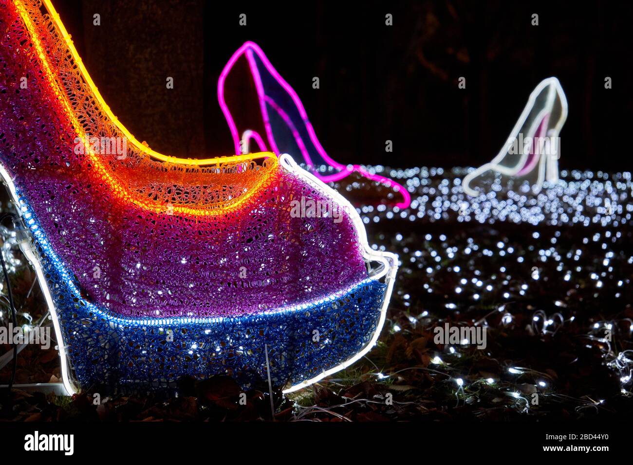 Scarpe realizzate con luci di vari colori Foto Stock