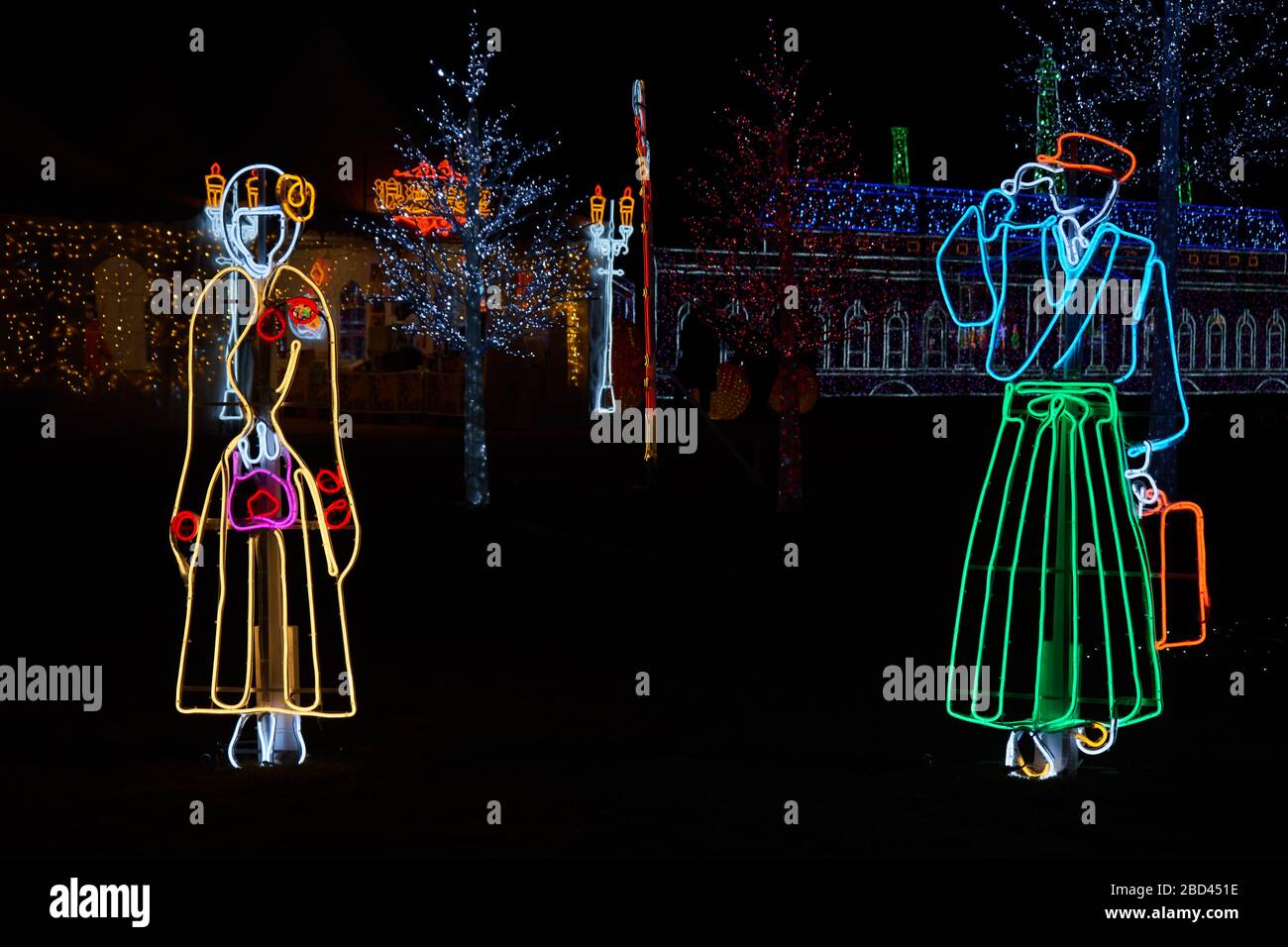 Uomo e donna vestiti con abiti tradizionali giapponesi realizzati con un luminoso bar Foto Stock