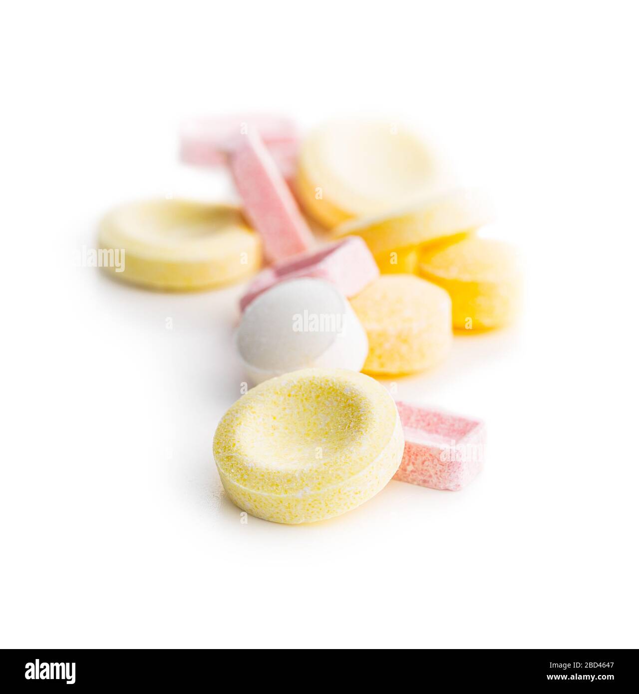Colorate caramelle dure isolate su sfondo bianco. Foto Stock