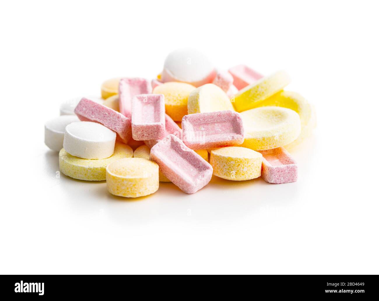 Colorate caramelle dure isolate su sfondo bianco. Foto Stock