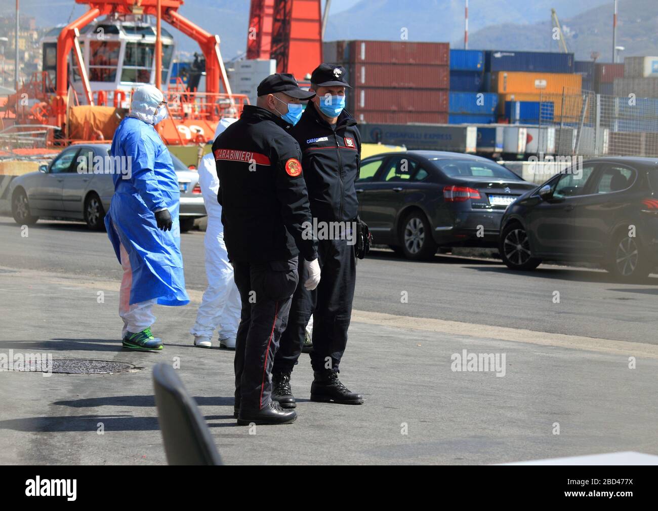 Personale medico, guardia costiera e forze di polizia presenti al porto in attesa dello sbarco degli italiani dalla Tunisia.UNA serie di controlli Foto Stock