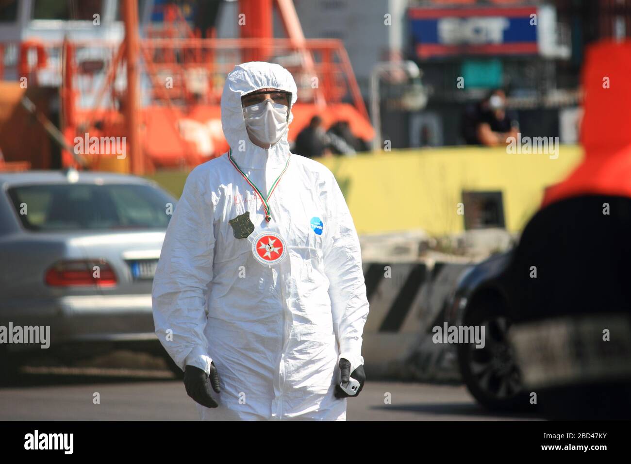 Personale medico, guardia costiera e forze di polizia presenti al porto in attesa dello sbarco degli italiani dalla Tunisia.UNA serie di controlli Foto Stock