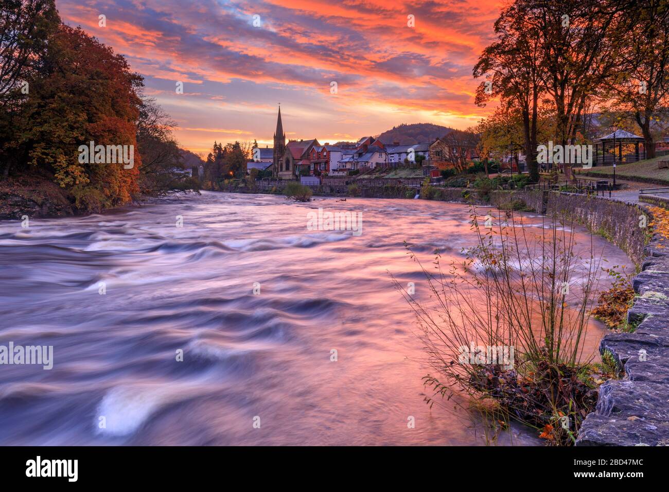 Alba sulla città di Llangollen catturata dalla riva del fiume Dee. Foto Stock