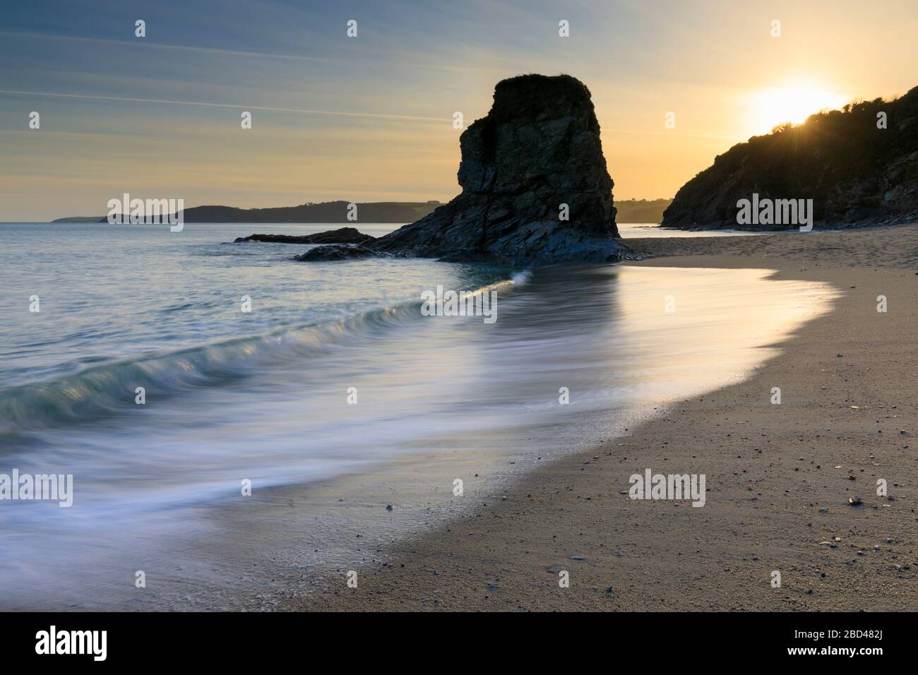 Crinnis Island catturata da Carlyon Bay Beach in Cornovaglia. Foto Stock