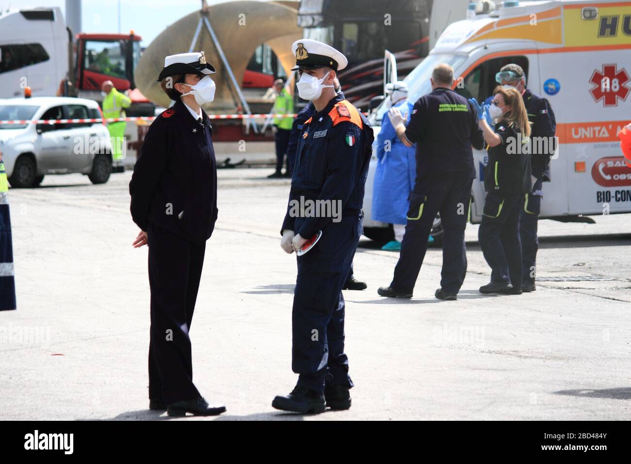 Personale medico, guardia costiera e forze di polizia presenti al porto in attesa dello sbarco degli italiani dalla Tunisia.UNA serie di controlli Foto Stock