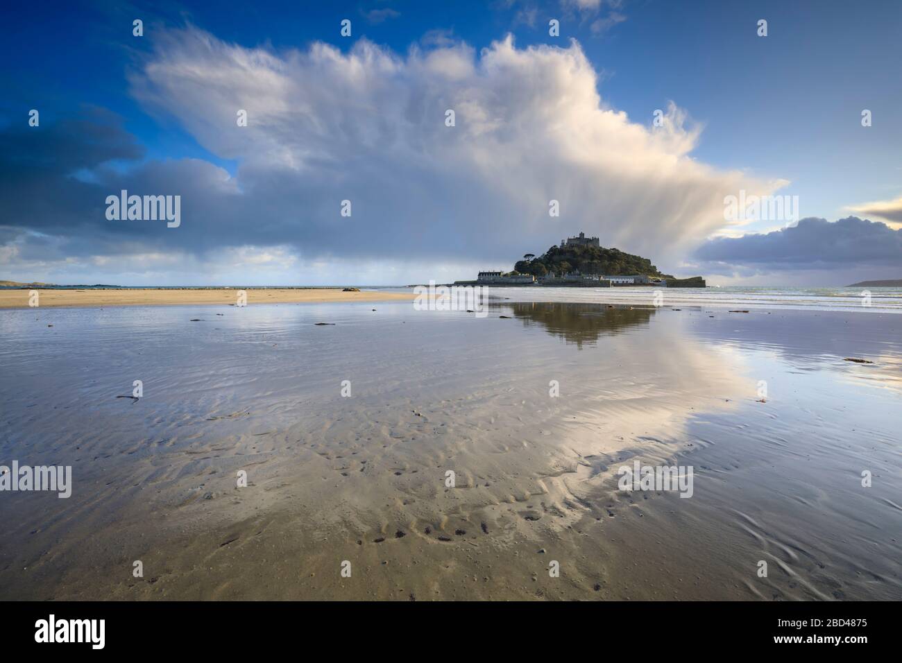 St Michael's Mount riflessa nella spiaggia di Marazion Foto Stock