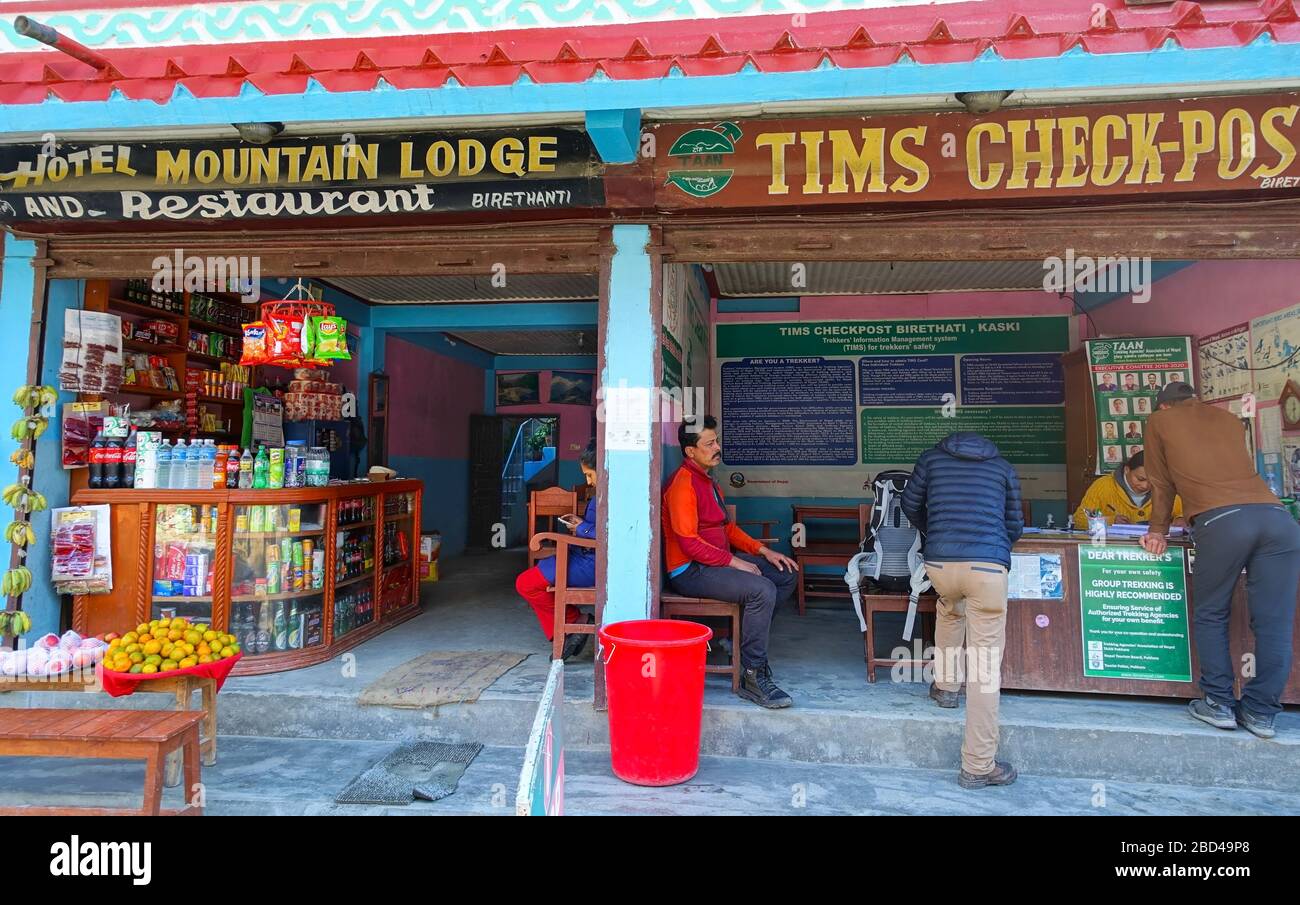Trekkers Information Management System) Checkpost e negozio di alimentari sulla strada del trekking Santuario Annapurna in Nepal Himalaya Montagne Foto Stock