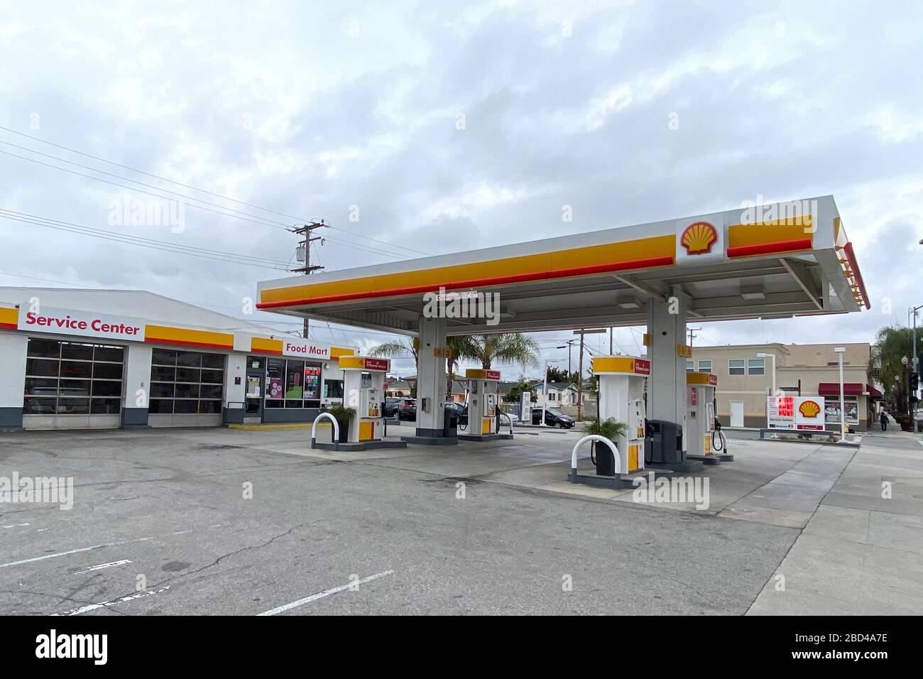 California, Stati Uniti. 05 aprile 2020: Una stazione di servizio benzina Shell vacante e food mart in mezzo al coronavirus globale COVID-19 pandemic, Domenica 5 aprile 2020, a Monterey Park, California, Stati Uniti. (Foto di IOS/Espa-Images) Foto Stock