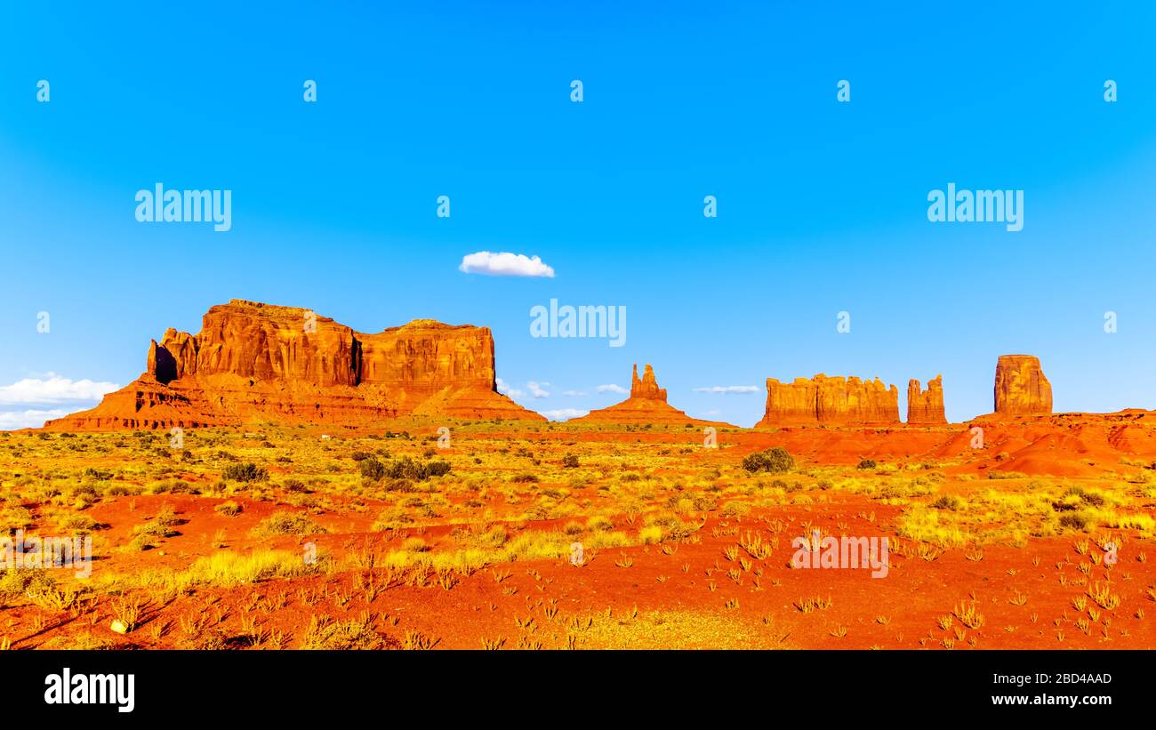 Le formazioni di arenaria di Mitten Buttes e Cly Butte nel paesaggio desertico del Monument Valley Navajo Tribal Park nel sud dello Utah, Stati Uniti Foto Stock