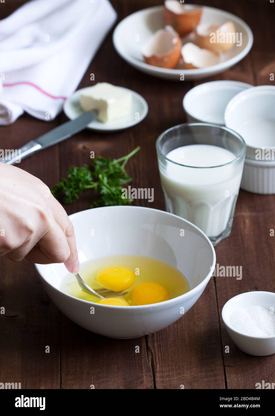 Ingredienti e accessori per la preparazione di omelette. Stile rustico. Foto Stock