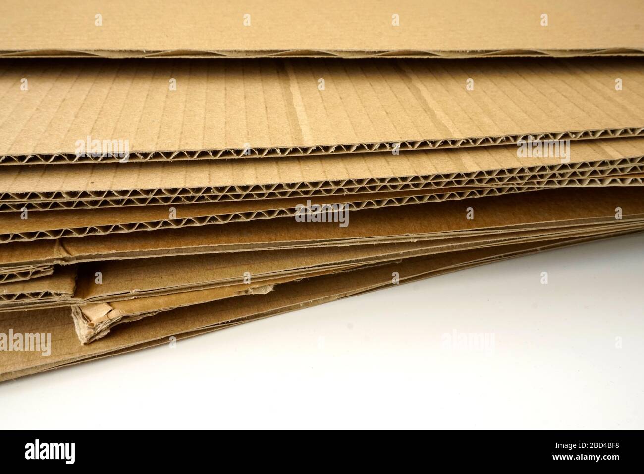 Fogli di cartone ondulato marrone accatastati. Materiale di imballaggio. Foto Stock