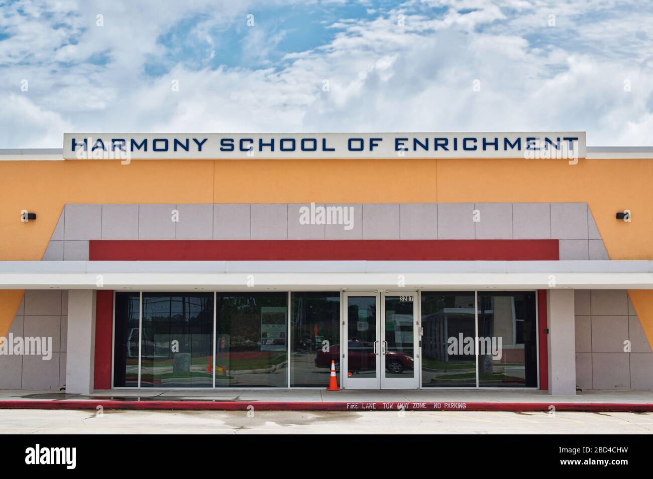 Houston, Texas/USA 04/05/2020: Harmony School of Enrichment Exterior a Houston, Texas. Foto Stock