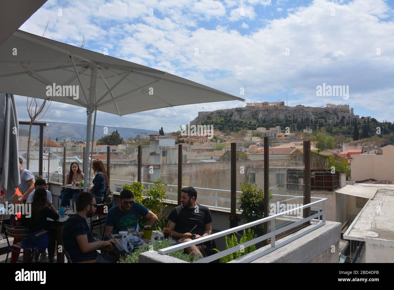 Il Couleur ­Locale Cafe di Atene, in Grecia, dispone di una terrazza panoramica con vista sull'Acropoli. Foto Stock