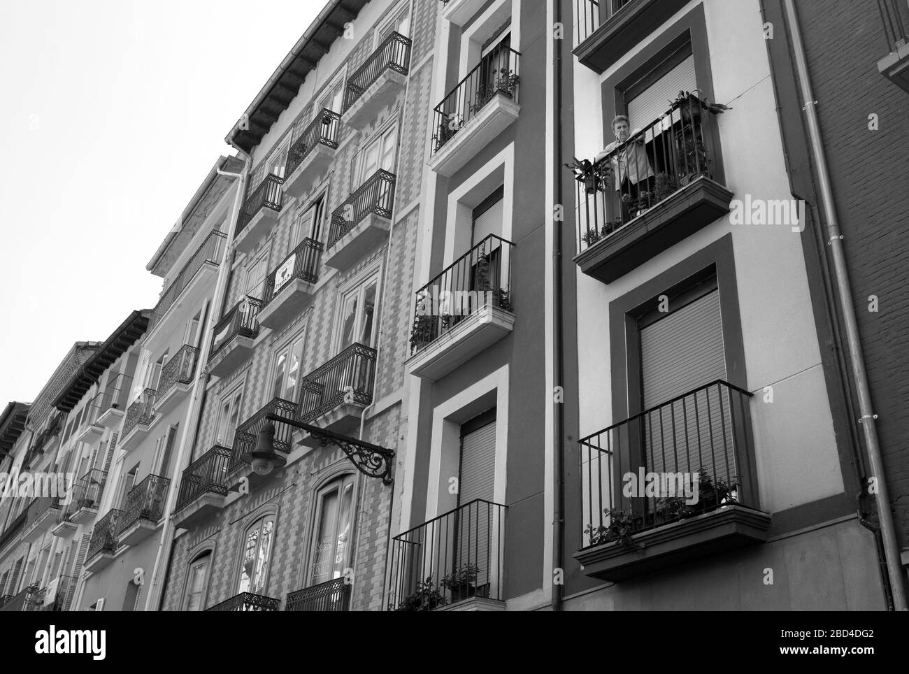 Residente sul balcone dell'edificio dell'appartamento a Pamplona, Spagna Foto Stock