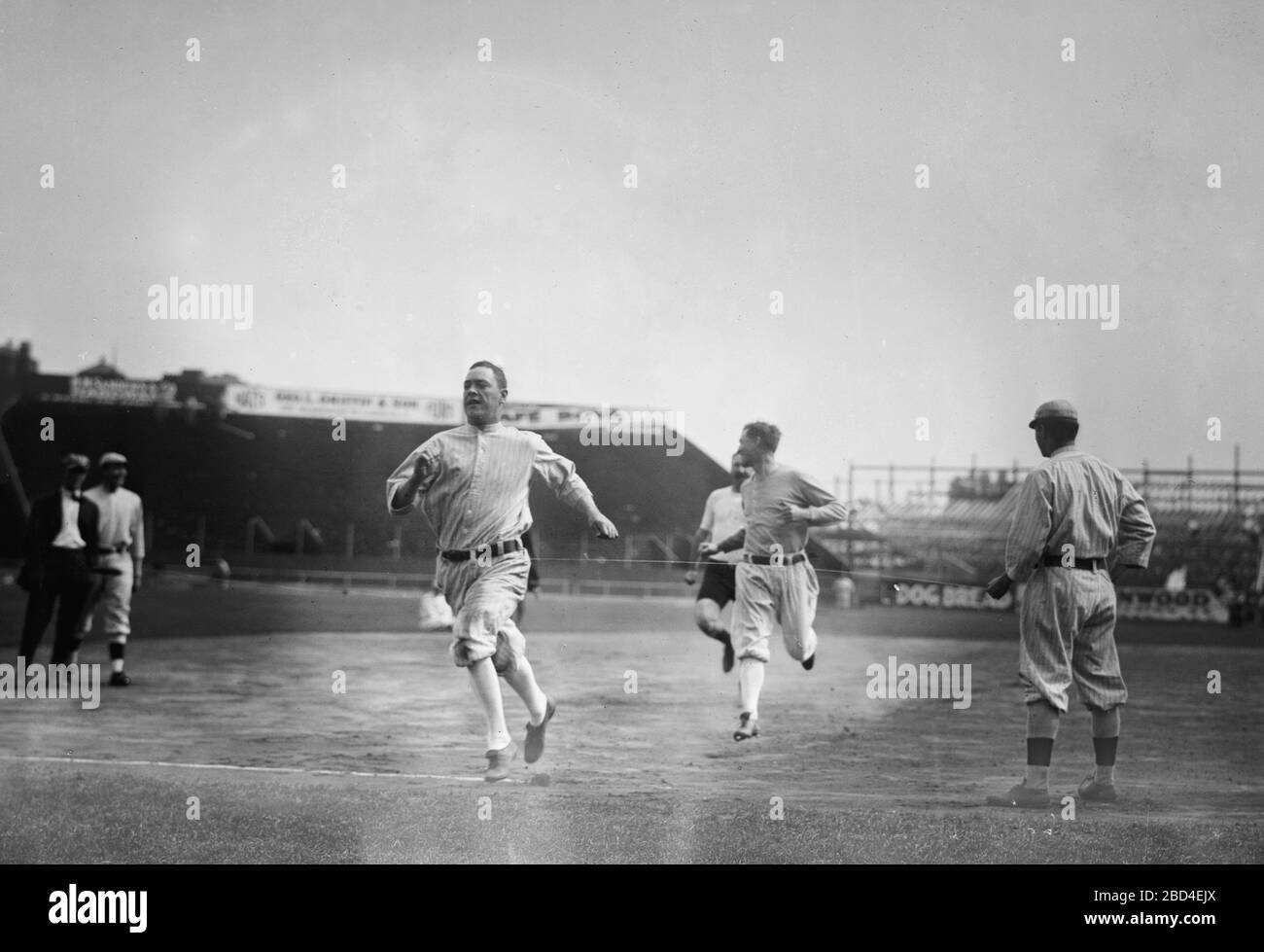 Hick Cady di Boston Red Sox vince la corsa ai piedi con Jack o'Brien (allenatore Boston Red Sox, pantaloncini, parzialmente oscurati) e il compagno di squadra Buck o'Brien (guardando alla sua destra) al Fenway Park, Boston (baseball) ca. Settembre 25, 1912 Foto Stock