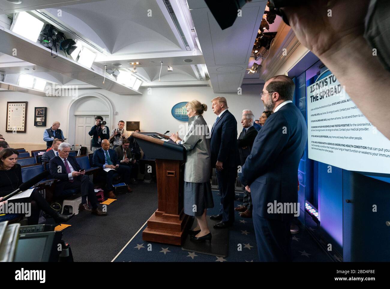 Il presidente Donald J. Trump ascolta come l'ambasciatore Deborah Birx, Coordinatore della risposta della Casa Bianca Coronavirus, esprime le sue osservazioni in occasione di un briefing sull'aggiornamento del coronavirus lunedì 16 marzo 2020, nella Sala di briefing della Casa Bianca di James S. Brady Press. Foto Stock