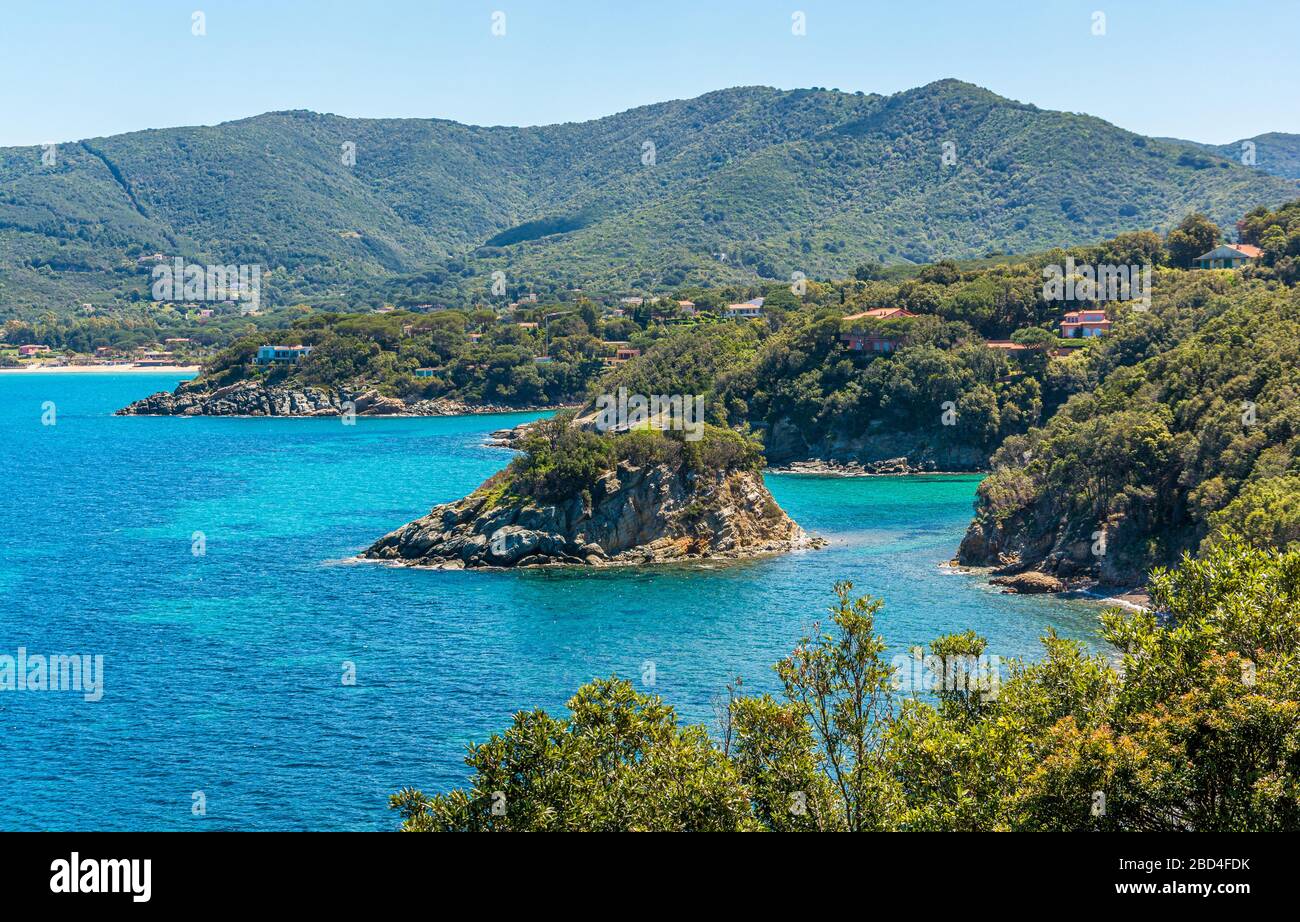 Vista panoramica estiva nei pressi di Procchio all'Isola d'Elba. Toscana, Italia. Foto Stock