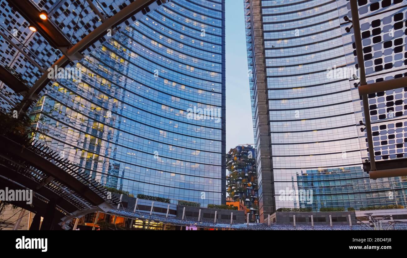 Milano, Italia circa Gennaio 2020: Edifici moderni sulle vie del centro di Milano in Lombardia nel Nord Italia, architettura europea contemporanea Foto Stock