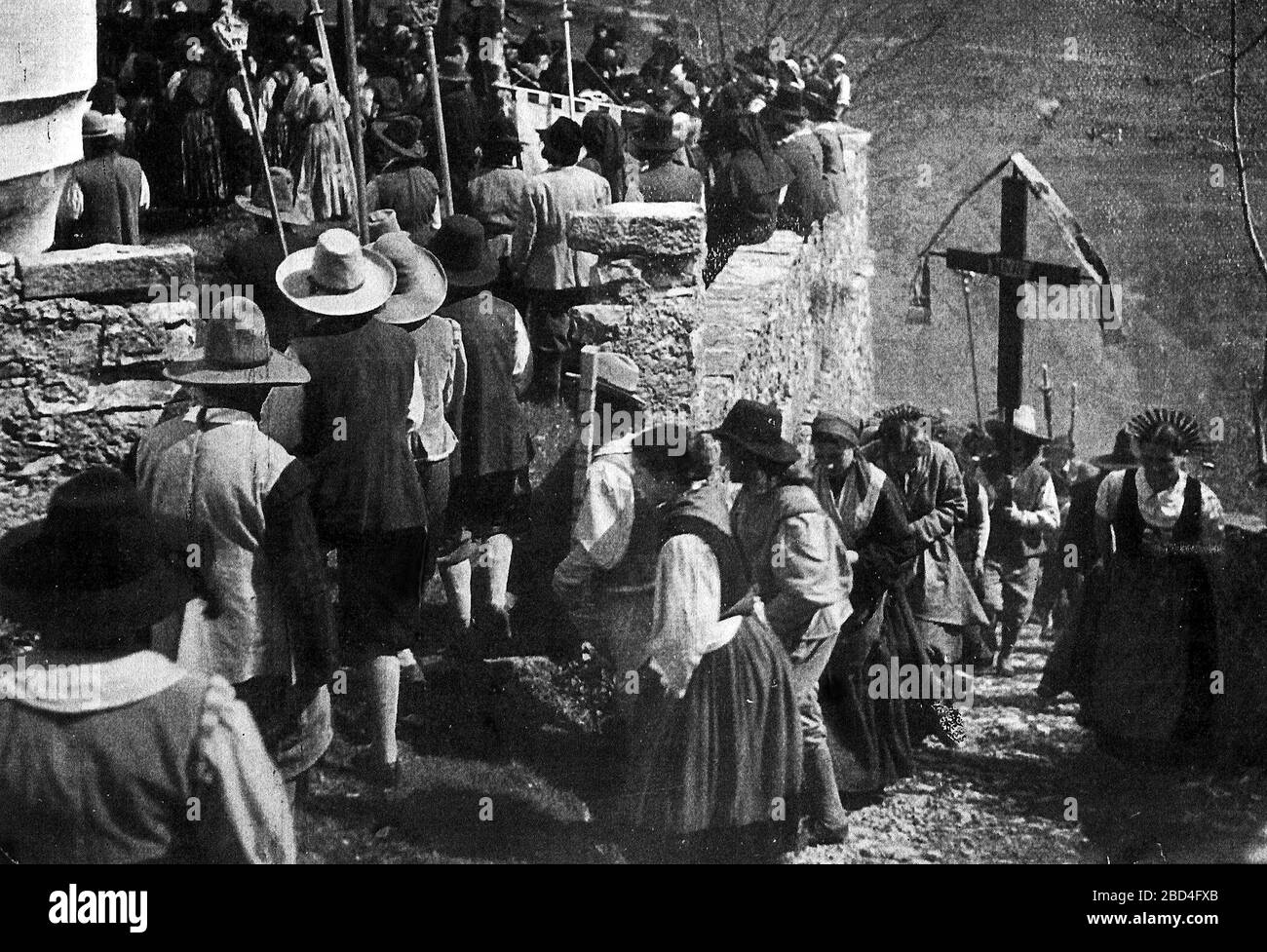 Scena cinematografica italiana - scena di massa ne 'i promessi sposi' (Camerini 1941) - Messa Cattolica Foto Stock