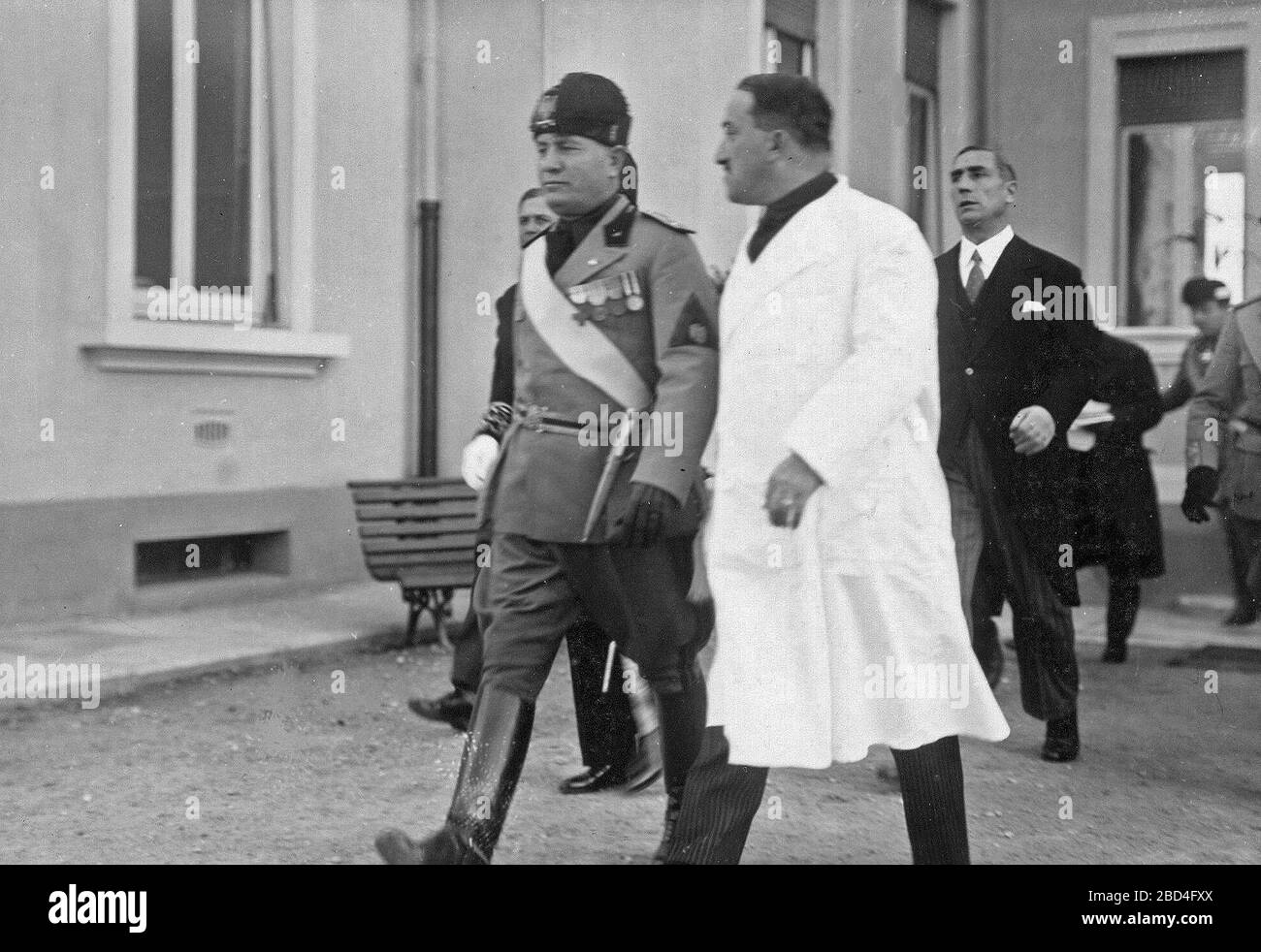 Il professore. Angelo Nicolato e Benito Mussolini presso l'ospedale San Matteo di Pavia circa prima del 1936 Foto Stock