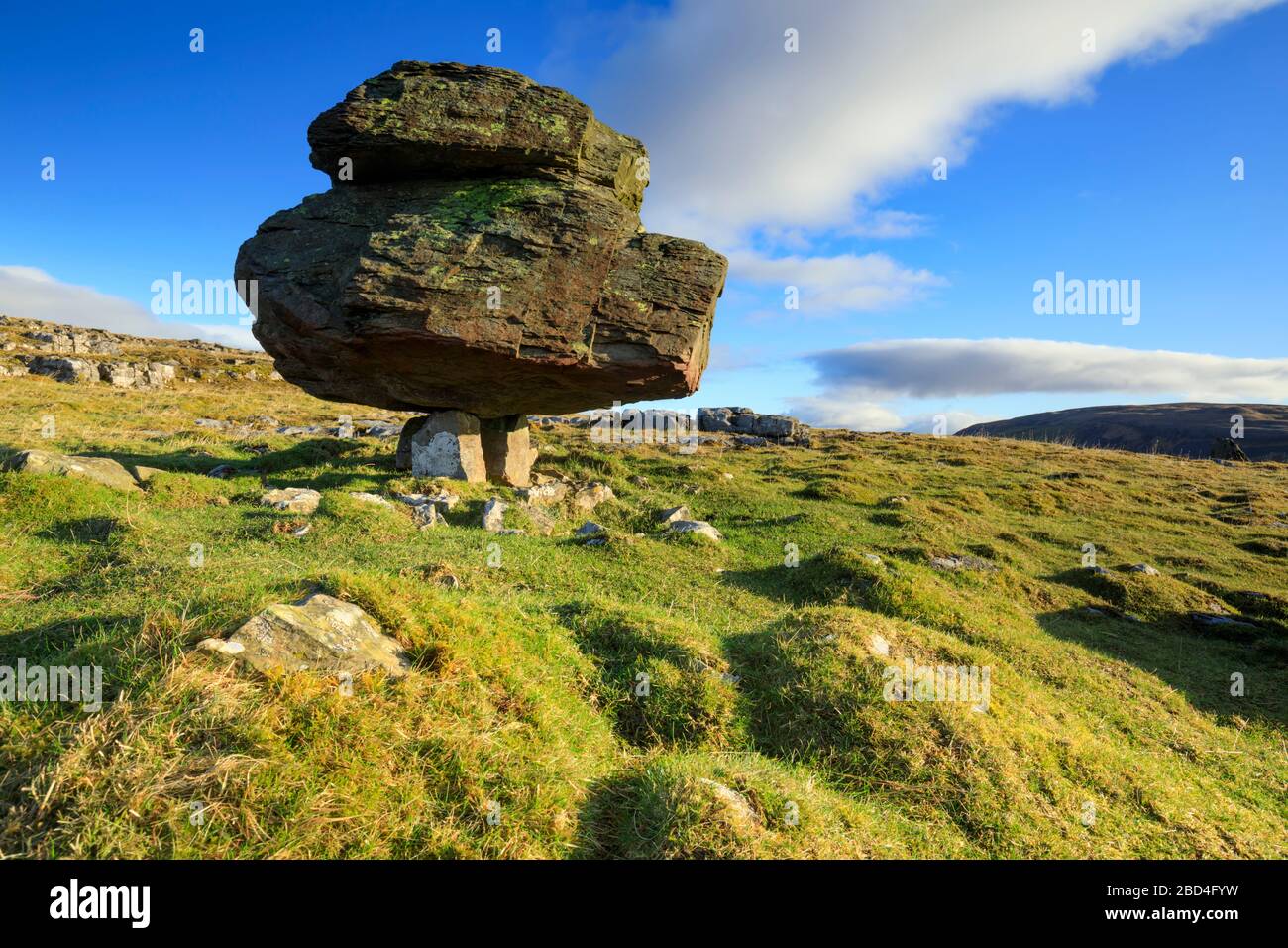 L'Eratics di Norber nel Parco Nazionale di Yorkshire Dales Foto Stock