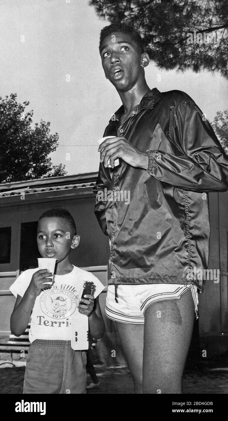 1960 atleta statunitense John Thomas (e fratello?) ca. 1960 Foto Stock